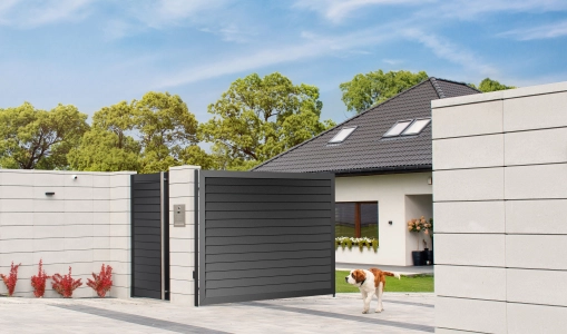 Modulare Zaunsysteme mit Betonsteinen und Metallfeldern